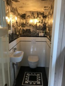 Toilet, retro sfeer, alternatief behang en verlichting