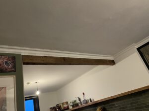 Balk aan plafond gemonteerd