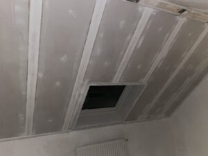 Schuine wand afgewerkt met gips, schilderaar